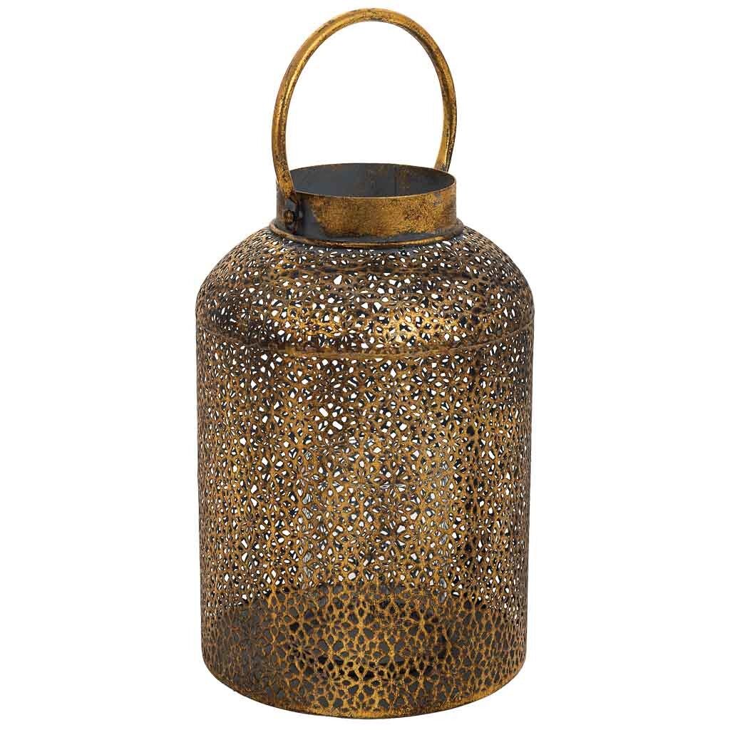 Portavelas de metal en tono dorado, con dimensiones de 20x20x30.5h cm
