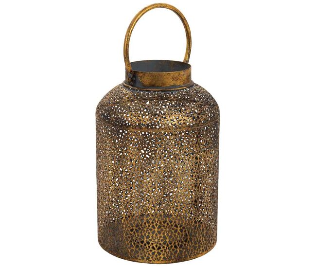 Portavelas de metal en tono dorado, con dimensiones de 20x20x30.5h cm