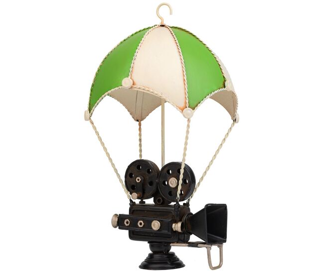 Parapente proyector de metal para colgar en color verde tiene unas dimensiones de 18x17x30h cm