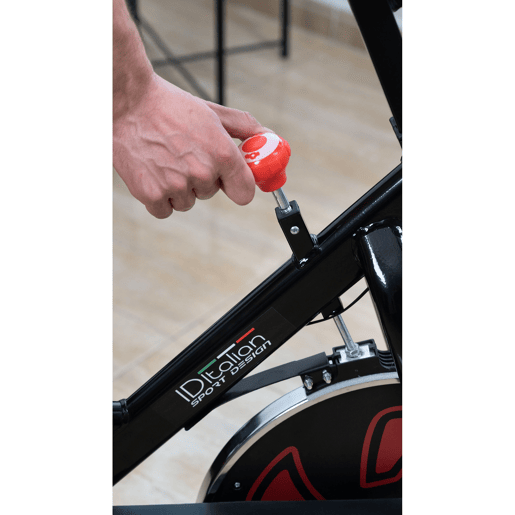 Bicicleta de spinning robusta para treinos intensos.