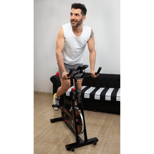 Bicicleta de spinning robusta para treinos intensos.