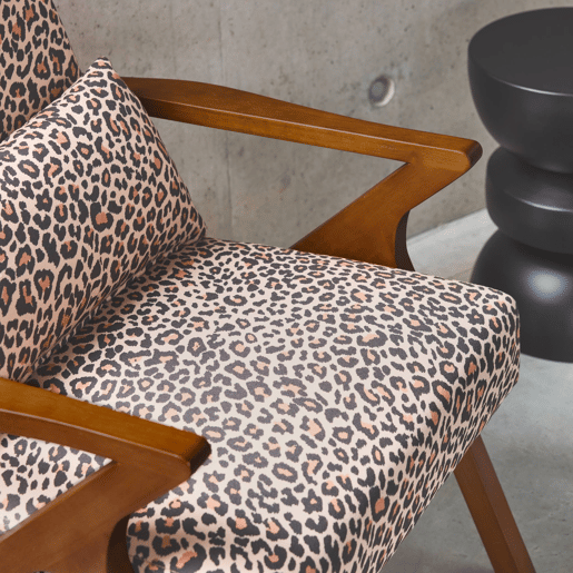 Cadeirão escandinavo em madeira de hevea e estampado de leopardo, Antoine leopardo, Leopardo, 70.5x75x81 cm
