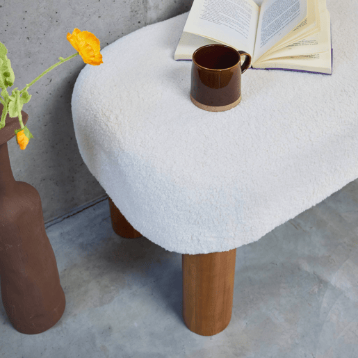 Banco  Aparador, pernas de madeira de borracha e tecido bouclette