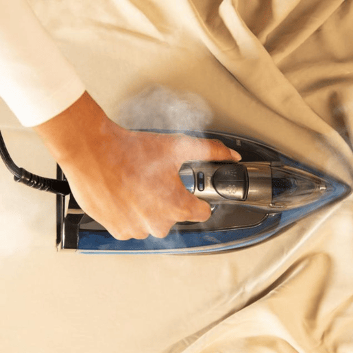 Cecotec Ferro de engomar horizontal com bomba de 3200 W, jato de vapor de 285 gmin e base anodizada ultradeslizante para uma durabilidade máxima.