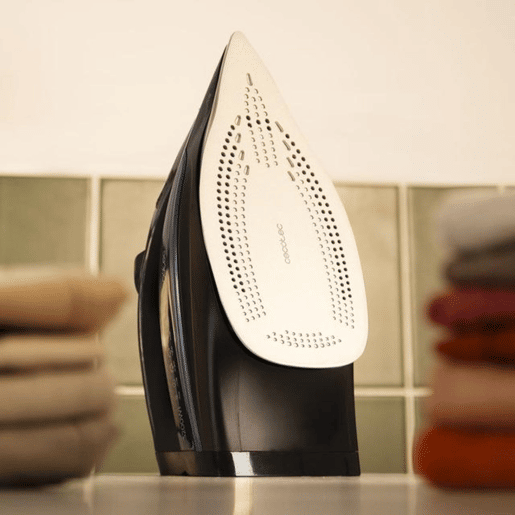 Cecotec Ferro de engomar horizontal com bomba de 3200 W, jato de vapor de 285 gmin e base anodizada ultradeslizante para uma durabilidade máxima.