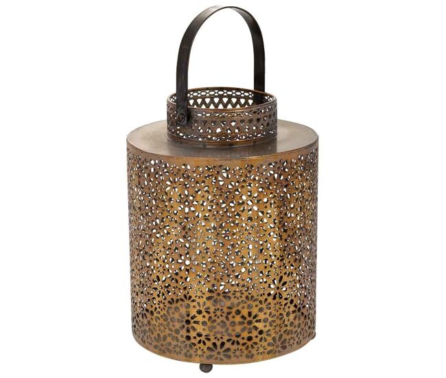 Portavelas de metal en tono dorado, con dimensiones de 20.5x20.5x28h cm