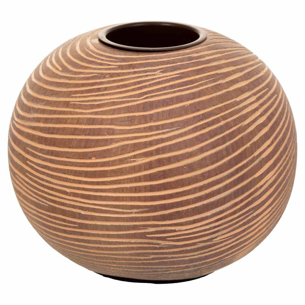 Portavelas de poliresina en tono marrón con dimensiones de 13x13x10 cm