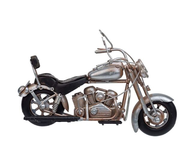 Moto de metal en color plata mide 19x8.5x11h cm