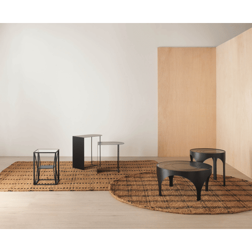 Mesa de centro com tampo de vidro em metal preto