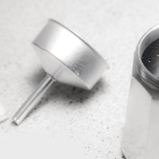 Cecotec Cafeteira italiana de alumínio com capacidade para 9 chávenas de café, fácil de limpar e apta para todo o tipo de fogões.