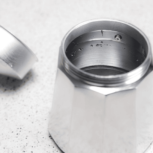 Cecotec Cafeteira italiana de alumínio com capacidade para 3 chávenas de café, fácil de limpar e apta para todo o tipo de fogões.