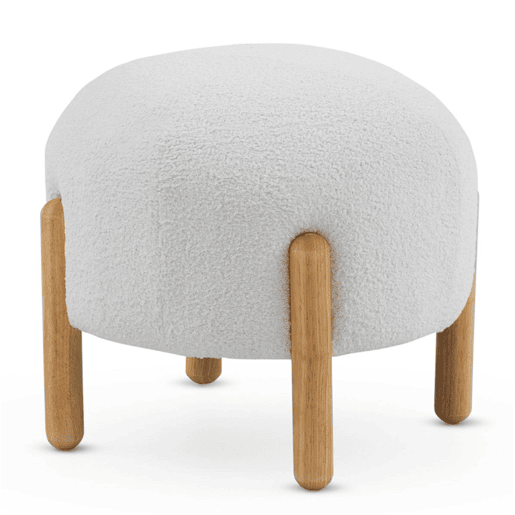 Pouffe estofado em boucle branco com estrutura e pernas em madeira de pinho natural