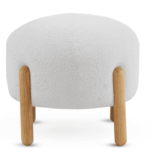 Pouffe estofado em boucle branco com estrutura e pernas em madeira de pinho natural
