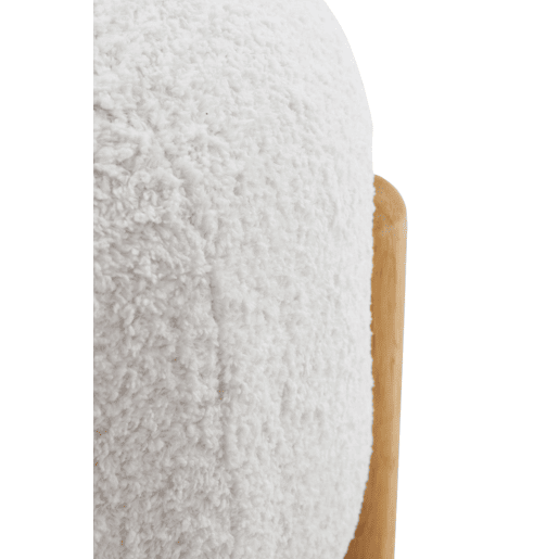 Pouffe estofado em boucle branco com estrutura e pernas em madeira de pinho natural