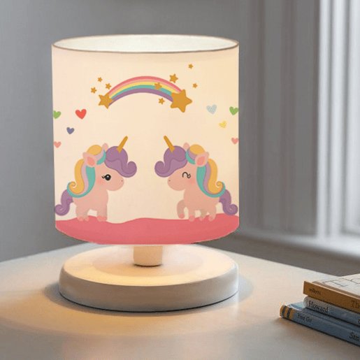 Candeeiro de mesa infantil Maidstone Unicorn 1xE14 20 W MDF tecido 22 x Ø 15 cm branco multicolor lux.pro. Candeeiro de mesa infantil Maidstone Unicorn 1xE14 20 W MDF tecido 22 x Ø 15 cm branco multicolor lux.pro.