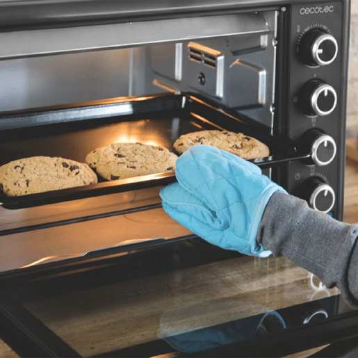 Cecotec Forno de convecção com espeto giratório de 46 litros de capacidade e 12 modos de cozinhar.