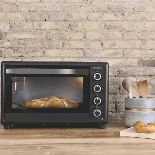 Cecotec Forno de convecção com espeto giratório de 46 litros de capacidade e 12 modos de cozinhar.