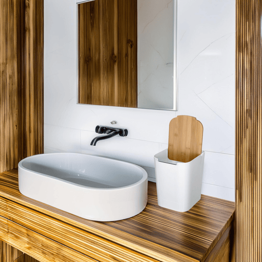 Lixeira de banheiro WellHome com tampa de bambu 'Baltik' 5L branco