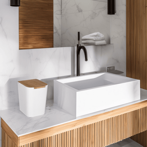 Lixeira de banheiro WellHome com tampa de bambu 'Baltik' 5L branco