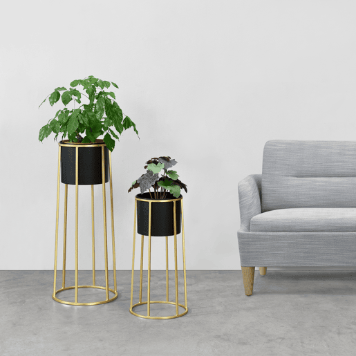 Conjunto de 2x suportes para plantas em metal Macon 50 x 25 x 25 cm e 70 x 30 x 30 x 30 cm dourado e preto en.casa