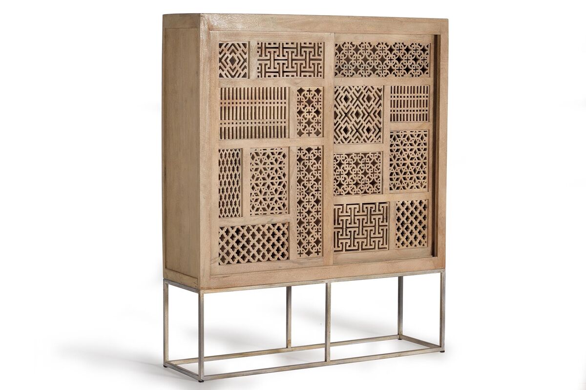 Vitrina 2 puertas correderas en madera de mango, estantes interiores y base de metal.
