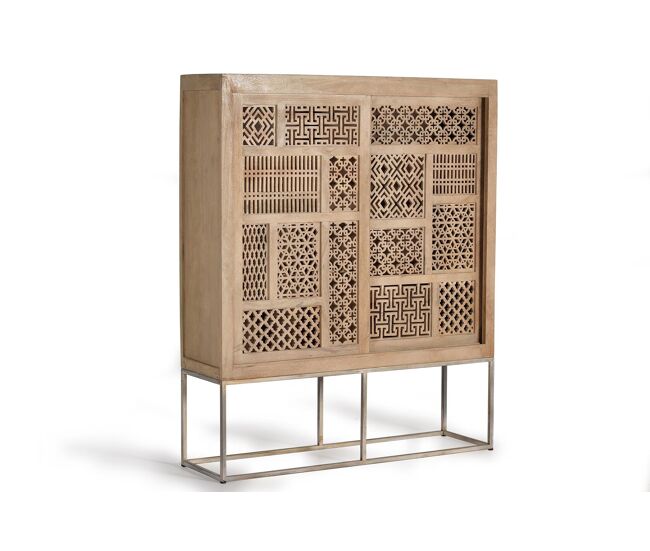 Vitrina 2 puertas correderas en madera de mango, estantes interiores y base de metal.