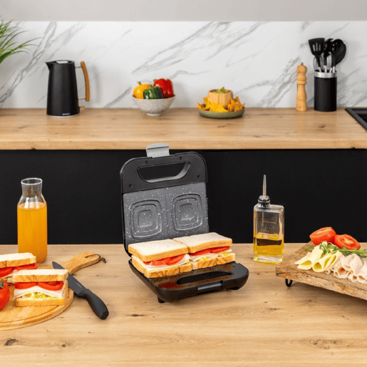Cecotec Sanduicheira de 2 sanduíches com acabamentos em aço inoxidável, 800 W de potência e placas triangulares com revestimento antiaderente.