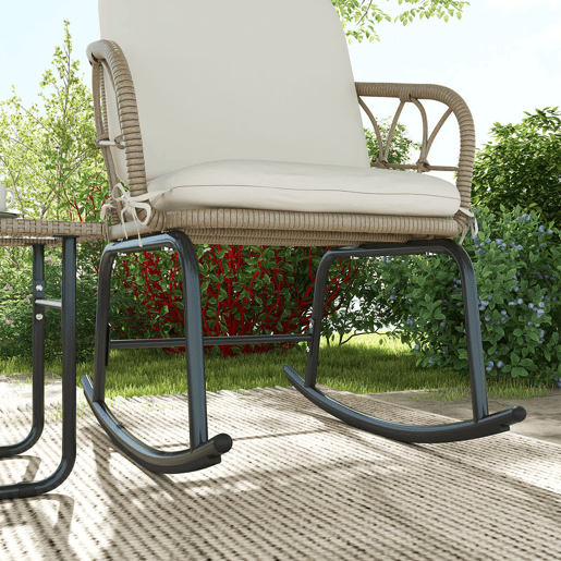 Outsunny Conjunto de Móveis de Vime de 3 Peças Conjunto de Cadeiras de Baloiço de Jardim com 1 Mesa de Centro 2 Cadeiras de Baloiço e Almofadas para Jardim Varanda e Pátio Creme e Bege