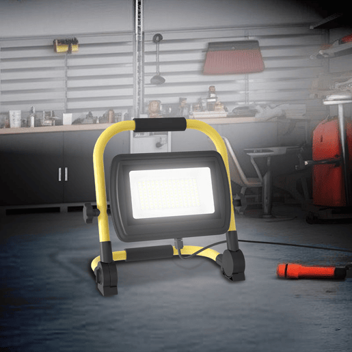 HOMCOM Preojetor LED Recarregável com Cabeças e Suporte Ajustáveis 50W 4250 Lúmenes IP65 6500K Reflector LED Resistente à Intemperie Portátil com Pega para Interior e Exterior Amarelo e Preto