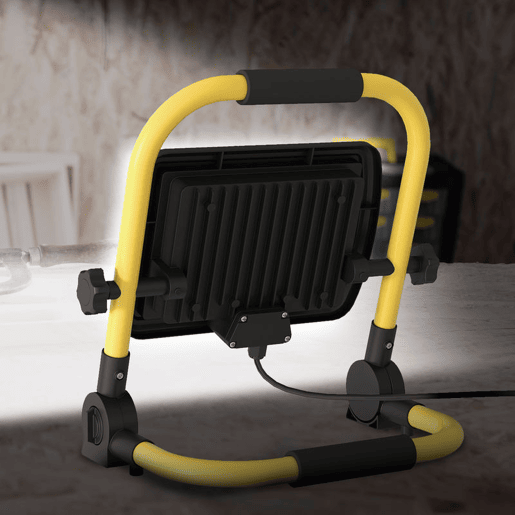 HOMCOM Preojetor LED Recarregável com Cabeças e Suporte Ajustáveis 50W 4250 Lúmenes IP65 6500K Reflector LED Resistente à Intemperie Portátil com Pega para Interior e Exterior Amarelo e Preto