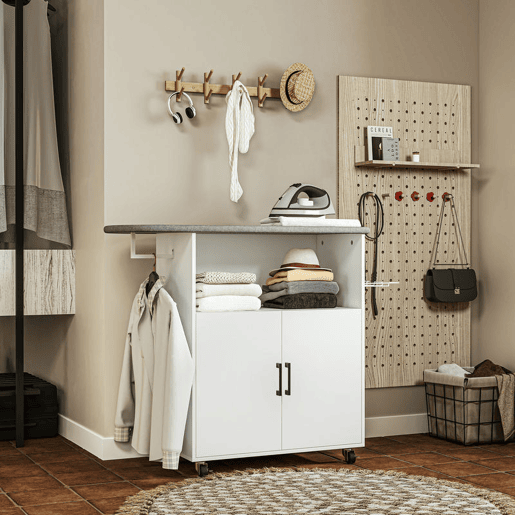 HOMCOM Móvel de Engomar a Ferro com Rodas Móvel de Passar a Ferro com Barra para Pendurar Roupa Estante Aberto e Tábua de Passar 125x43,5x102,5 cm Branco
