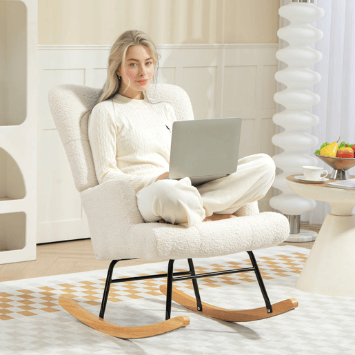 HOMCOM Poltrona Baloiço em Borrego Poltrona para Amamentação com Encosto Capitonê e Base de Madeira de Borracha Carga 120 kg Poltrona para Sala de Estar Dormitório 65x88x87 cm Creme