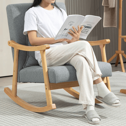 HOMCOM Poltrona Baloiço Moderna Poltrona de Amamentação com Almofada Lombar Encosto Amplo e Base de Madeira Carga 120 kg Poltrona Baloiço para Sala de Estar Dormitório 65x87x84 cm Cinza Claro