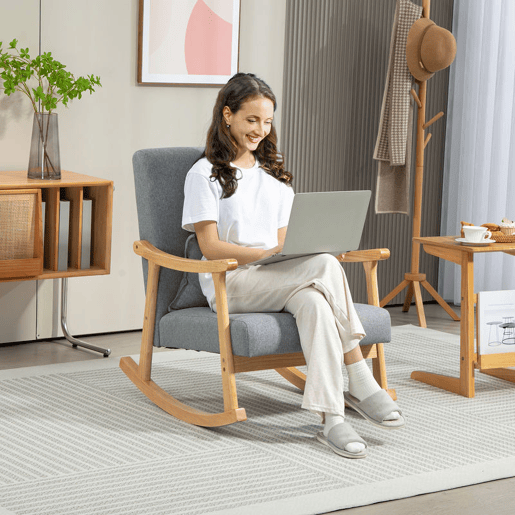 HOMCOM Poltrona Baloiço Moderna Poltrona de Amamentação com Almofada Lombar Encosto Amplo e Base de Madeira Carga 120 kg Poltrona Baloiço para Sala de Estar Dormitório 65x87x84 cm Cinza Claro