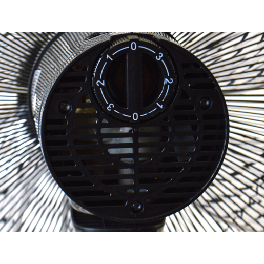 Ventilador de chão industrial 100W com 7 pás. 3 velocidades. 100W. Diâmetro das pás: 45cm. Corpo metálico. Altura regulável. Oscilação horizontal automática 90?