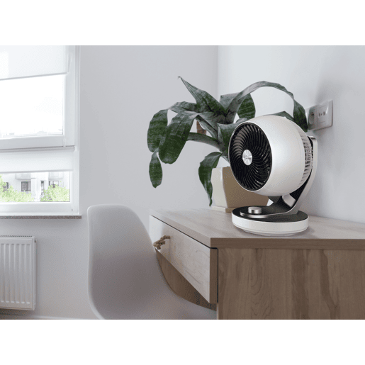 Ventilador de 60W de chão ou de mesa com 3 lâminas. Inclui 3 velocidades para adaptar a intensidade do fluxo (baixa NoiteEco média-Normal e alta Turbo), um sistema automático de oscilação horizontal com inclinação ajustável e uma grelha de protecção.