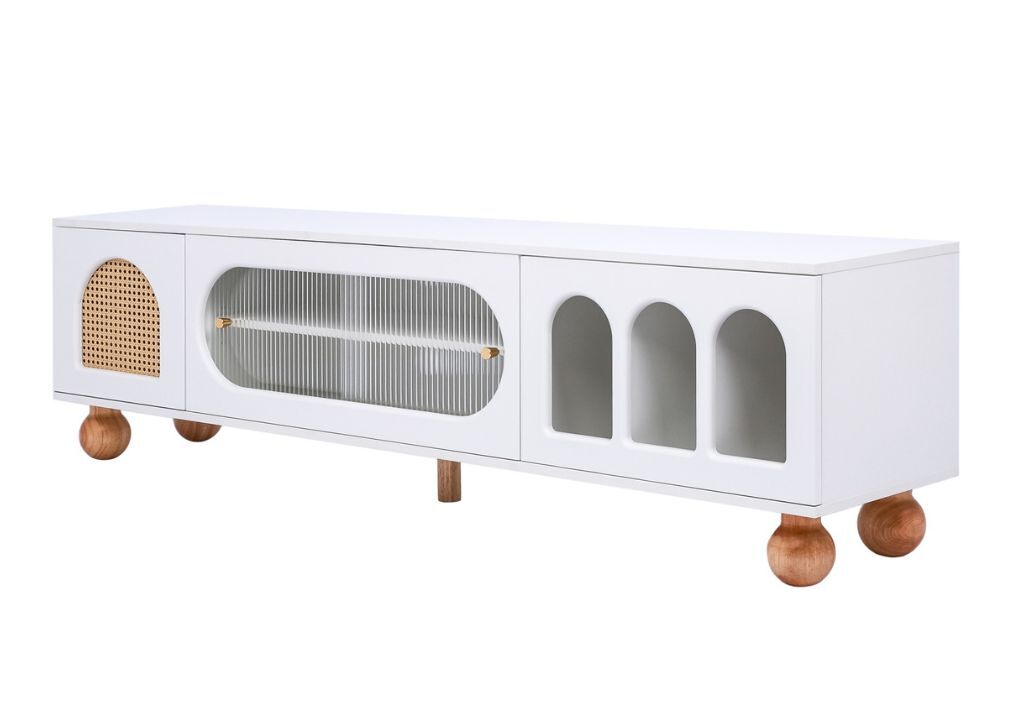 Mueble de TV con puerta de ratán y patas con tiradores.