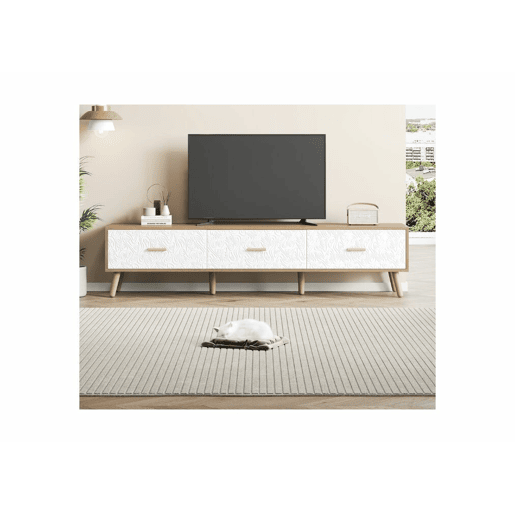 Móvel TV efeito madeira clara com 3 gavetas e porta branca com padrão texturado 150x35x39cm