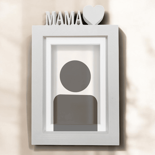 Moldura de mesa ou parede  Modelo ''MAMA''  Tamanho da moldura 24,5x17,5cm para fotos 13x18cm  Cor branca