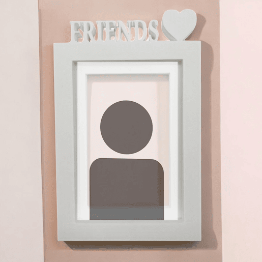 Moldura de mesa ou parede  Modelo ''FRIENDS''  Tamanho da moldura 24,5x17,5cm para fotos 13x18cm  Cor branca