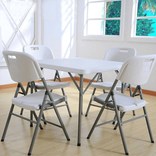 A cadeira dobrável para exterior de 51 x 45 x 85,5 cm é ideal para qualquer evento ao ar livre, seja em terraços, alpendres, camping ou piqueniques.