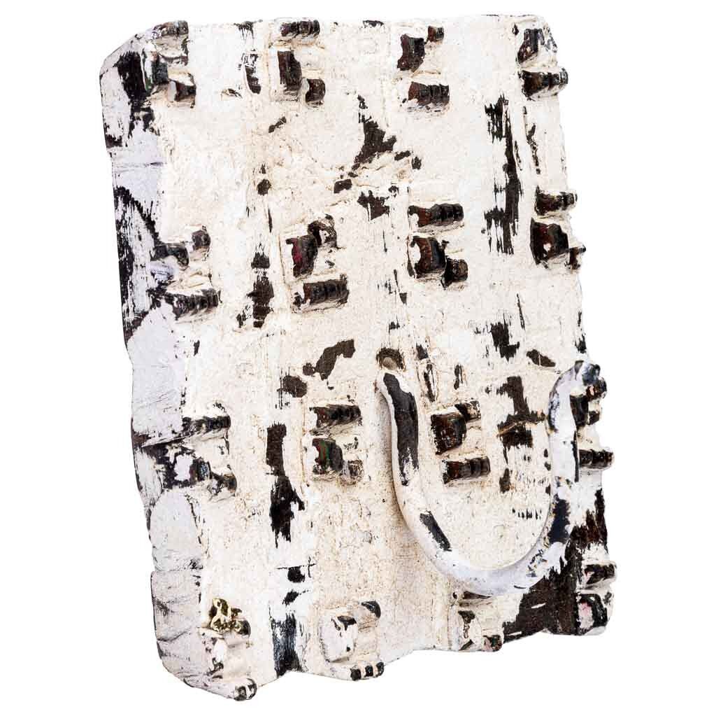 Percha de madera tallada acabado artesanal envejecido marrón 16x3x8h cm