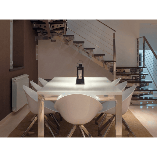 Lareira a etanol em metal com um depósito de 0,5L. O seu design em forma de lanterna é moderno e prático. Os seus quatro vidros temperados contêm chamas que darão um toque diferente e criativo à sua casa.