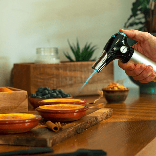 Cecotec Polka Flame-Cook 1000 Steel, maçarico de cozinha recarregável com regulador de ajuste de chama capaz de atingir 1300 graus. Fácil armazenamento e inclui pincel, espátula e folheto de receitas.