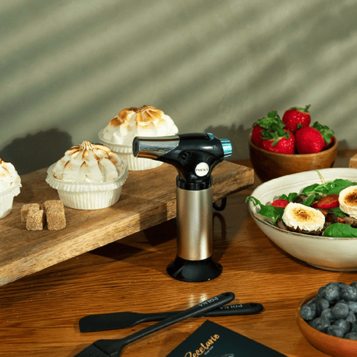 Cecotec Polka Flame-Cook 1000 Steel, maçarico de cozinha recarregável com regulador de ajuste de chama capaz de atingir 1300 graus. Fácil armazenamento e inclui pincel, espátula e folheto de receitas.
