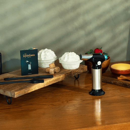 Cecotec Polka Flame-Cook 1000 Steel, maçarico de cozinha recarregável com regulador de ajuste de chama capaz de atingir 1300 graus. Fácil armazenamento e inclui pincel, espátula e folheto de receitas.