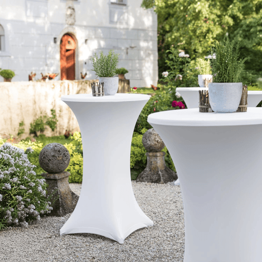 O Conjunto de 2 Mesas Redondas Dobráveis u200Bu200Bcom Capa da 7house é a solução ideal para dar um toque elegante e uniforme aos seus eventos.