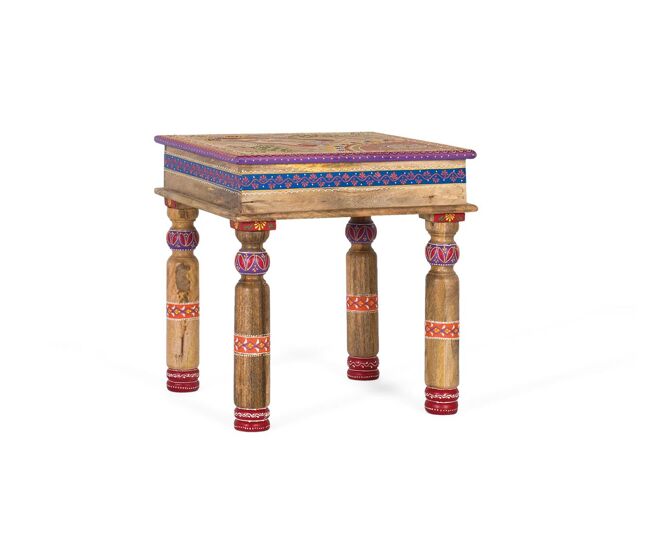 Mesa de centro fabricada en madera de mango. Las patas torneadas añaden un aire clásico, con curvas suaves y detalles esculpidos que aportan sofisticación al diseño. Los detalles pintados a mano, presentes, ofrecen un toque artístico único.