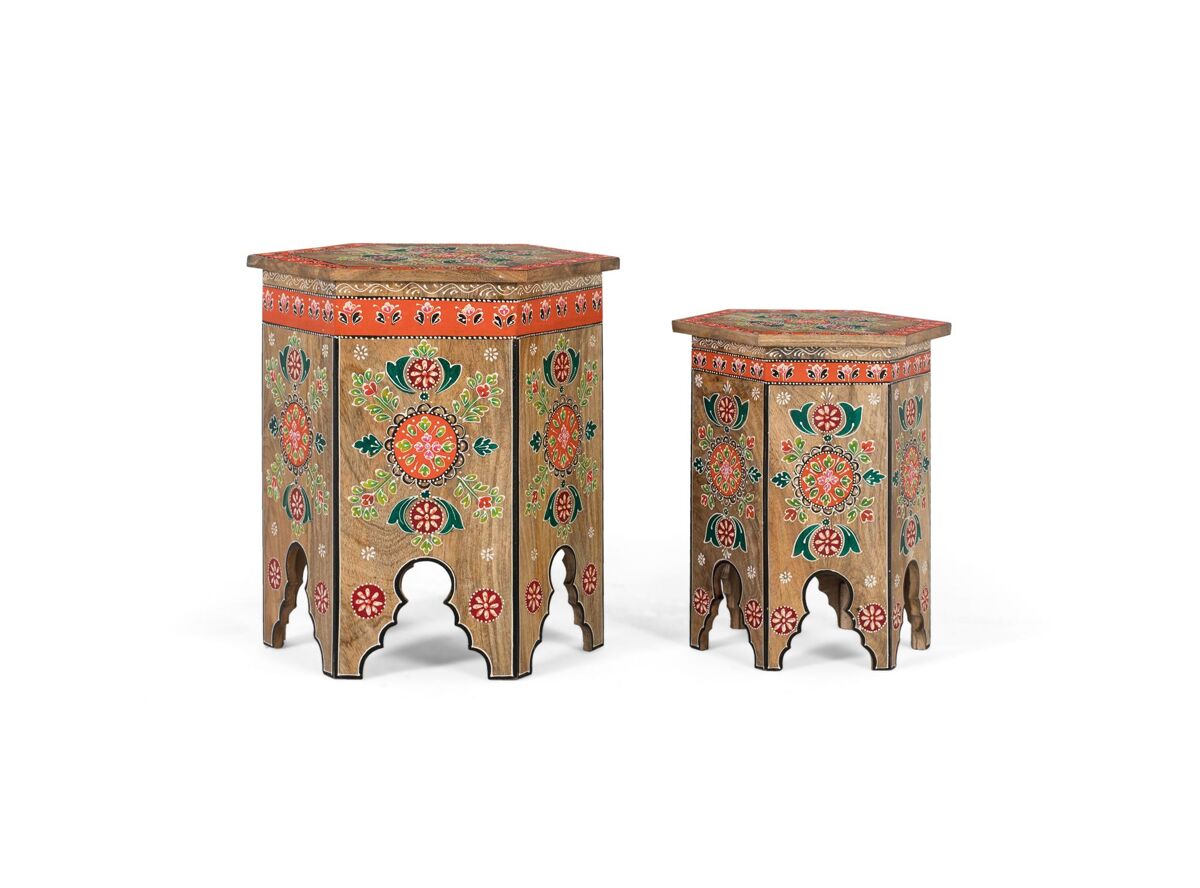 Conjunto de dos taburetes elaborados en madera de mango, con una estructura sólida y un diseño artesanal único con forma hexagonal. los laterales