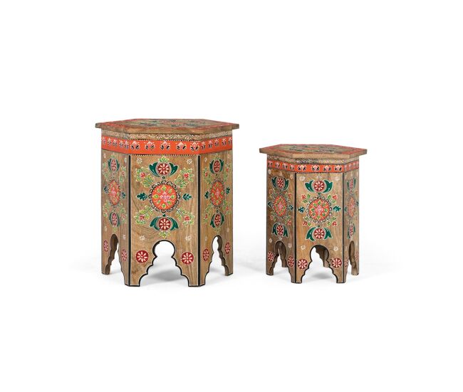 Conjunto de dos taburetes elaborados en madera de mango, con una estructura sólida y un diseño artesanal único con forma hexagonal. los laterales
